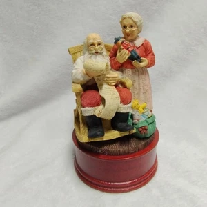 Estatuilla musical vintage de Papá Noel y la señora Claus decoración navideña lista de Papá Noel de Taiwán - Imagen 1 de 13