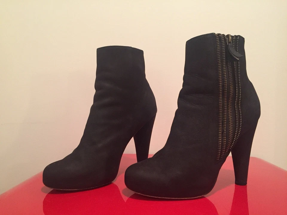 Cynthia Vincent Duke Black Suede Ankle Boots Size 7.5  Foto 1 de 1