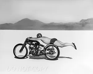 Rollie Free en una motocicleta Indian Scout 1920 impresión 8x10 - Imagen 1 de 1