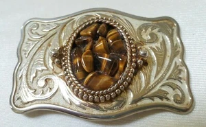 Hebilla de cinturón con inserción de piedra de fondo crema diseño floral tono plateado usada en muy buena condición - Imagen 1 de 5