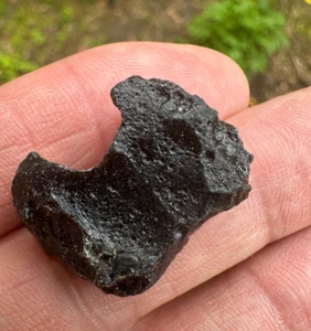 TEKTITE METEORITE STONE ROUGH NATURAL UNPOLISHED 25mm x 20mm + ID CARD - Picture 1 of 4