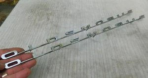 2 Oldsmobile Script emblema años 60 cromo original 19,25" - Imagen 1 de 4