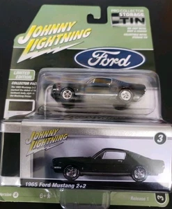 2025 JOHNNY LIGHTNING 1965 FORD MUSTANG FASTBACK GREEN 2+2 TIN NUMBER 3 - Picture 1 of 2