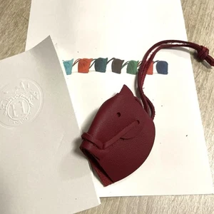 Hermes Leder Charms rotes Pferd Schlüsselanhänger Charm Tier nagelneu unbenutzt Frankreich - Bild 1 von 12
