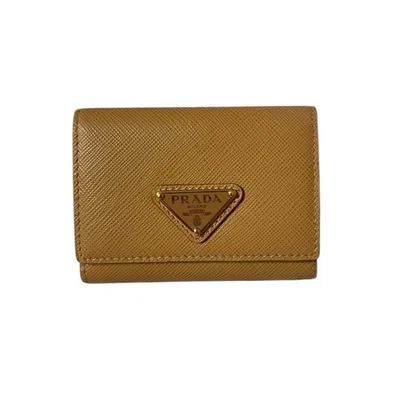 Portafoglio Prada in pelle Saffiano marrone chiusura con bottone - Immagine 1 di 4