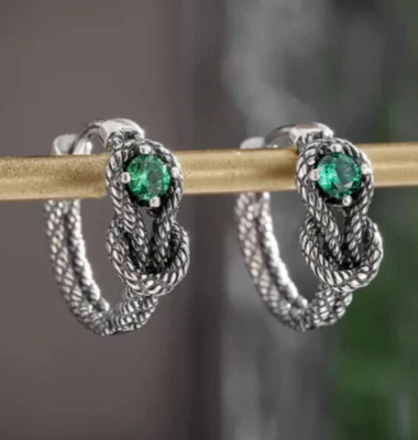 Pendientes de aro retro Huggie vintage con patrón de serpiente anudada de circón verde para hombre y mujer Foto 1 de 4