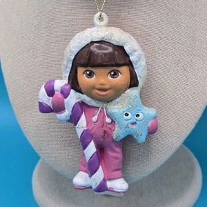 2010 Dora The Explorer & Starfish w Candy Cane Christmas Ornament 3.75" - Afbeelding 1 van 3