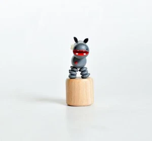 Holzspielzeug Wackelfigur Flusspferd Höhe=7cm NEU Spielzeug Wackeln Wackeltier - Picture 1 of 3