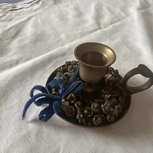 Alter Kerzenständer Kerzenhalter Messing Griff Brokat  Blüten, Blumenkränzchen, - Bild 1 von 9