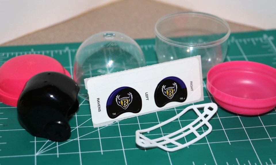 Antiguo casco de fútbol americano Gumball vintage de los Baltimore Ravens y calcomanía de repuesto 1996 Foto 1 de 1