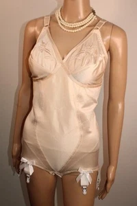 VTG ST MICHAEL GOLD / NUDE CORSELETTE SATIN NYLON & LACE 6 SUSPENDERS SIZE 40B - Picture 1 of 22