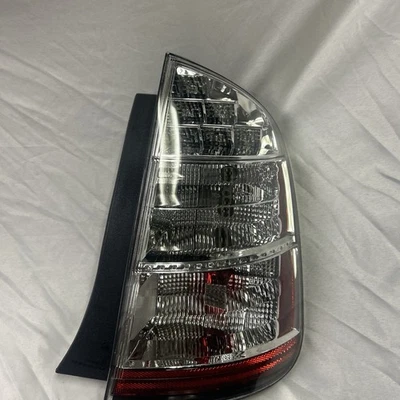Conjunto de luz trasera pasajero derecho TYC 11-6243-01 para Toyota Prius 2006-2009 Foto 1 de 4