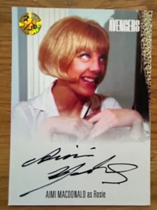 AVENGERS PLATIN SAMMLUNG 3: AUTOGRAMMKARTE: AIMI MacDONALD AS ROSIE AVAM6 - Bild 1 von 1