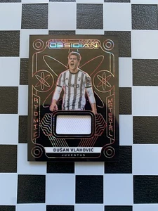 2022-23 Panini Ossidiana Materiale Atomico Dusan Vlahovic Pulsar Rossa /44 Juventus - Foto 1 di 2