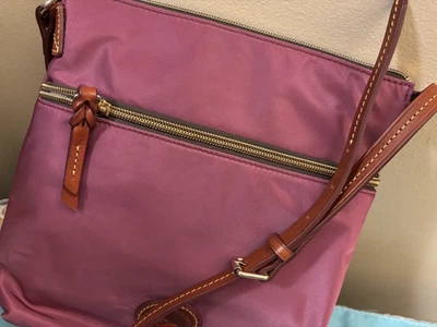 Bolso Bandolera Cartera Pink Wine Dooney & Bourke Nylon Doble Cremallera ¡Nuevo!! Foto 1 de 4