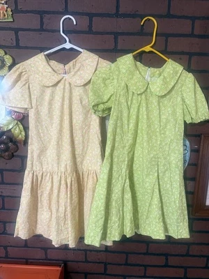 Conjunto De Dos Vestidos Niñas Pequeñas Hechos A Mano Años 70 Floral Cuello Peter Pan De Colección Foto 1 de 4
