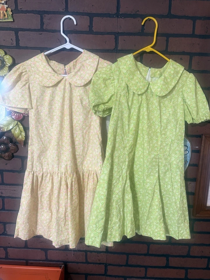 Conjunto De Dos Vestidos Niñas Pequeñas Hechos A Mano Años 70 Floral Cuello Peter Pan De Colección Foto 1 de 4
