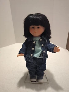 COROLLE DOLL ~ 14" bambola asiatica con vestiti ~ Corolle 88/9 M10 bambola bambino ~ usata in ottime condizioni - Foto 1 di 24