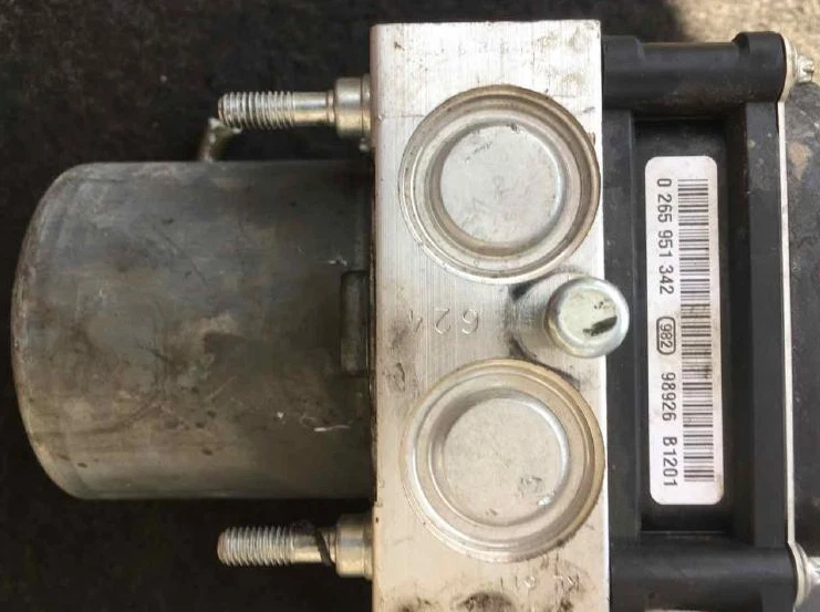 Nissan Altima 2010 ABS conjunto de bomba de freno antibloqueo  Foto 1 de 2