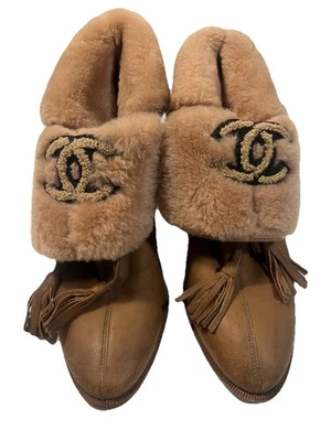 香奈儿 40 靴子 CC 标志高跟鞋踝靴冬季夏尔巴流苏棕色麂皮绒 — 第 1/4 张图片