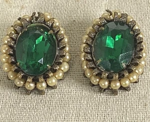 Mid Century Vintage goldfarbene grüne Strass & Kunstperlen Clip-On Ohrringe - Bild 1 von 5