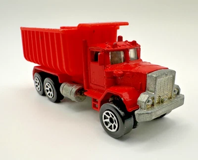 Camión de volteo Hot Wheels Railroad Peterbilt 1979, rojo, Malasia, 1/64 Foto 1 de 4