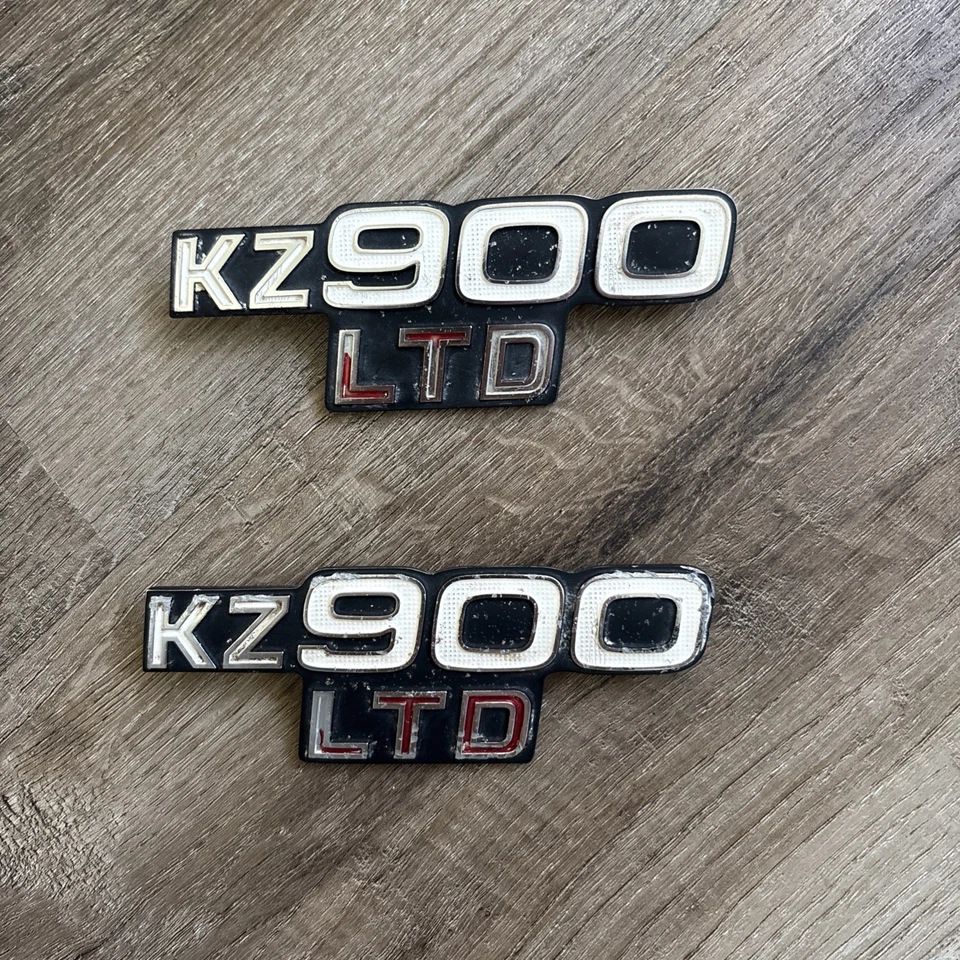 Par de emblemas de cubierta lateral usados Kawasaki 1976 KZ900-B1 900 LTD L y R Foto 1 de 4
