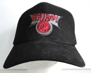 Parche bordado con logotipo de película/cómic Hellboy en gorra/sombrero de camionero negro - Imagen 1 de 3