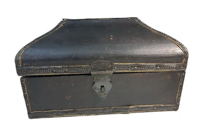 Caja multiusos de madera francesa vintage con pestillo y adornos metálicos decorativos Foto 1 de 4