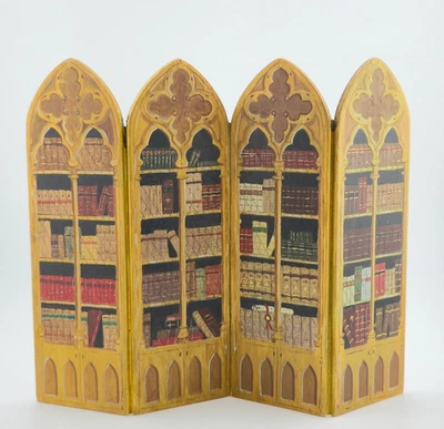 Casa de Muñecas Miniatura RARO UK Charlotte Hunt Catedral Pintada Estuche de Libros Pantalla Foto 1 de 4