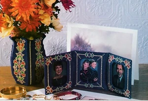 Cloisonne Vase & Trifold Picture Frame - 10 count pc-Plastic Canvas Pattern ONLY - Picture 1 of 2