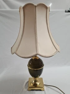 Lámpara de mesa vintage con base dorada/verde y pantalla beige/crema diseño clásico - Imagen 1 de 19