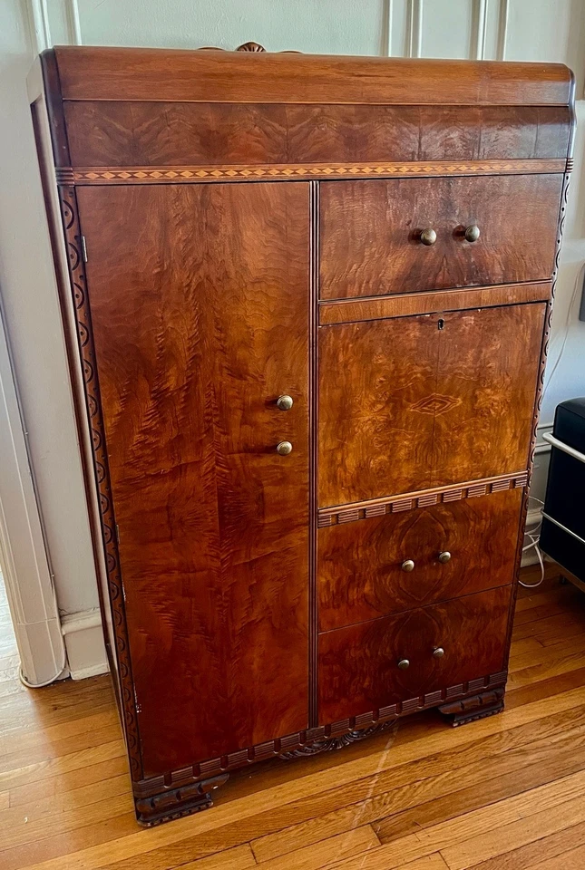 Chiferobe/armario Art Deco de nogal con borde de cascada + interior de cedro Foto 1 de 4