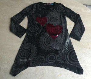 ROBE "DESIGUAL" NOIRE IMPRIMEE AVEC COEURS ROUGES - TAILLE : 4 ANS - Imagen 1 de 2