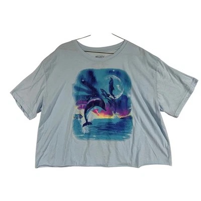 Camiseta corta Mighty Fine 2X para mujer azul claro con gráfico de luna delfín cuadrada Foto 1 de 4