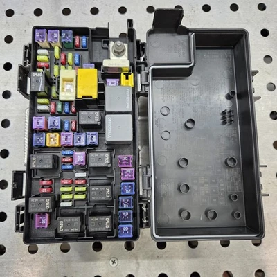 道奇 Grand Caravan 2012 熔断器盒全集成电源模块 68105507AE — 第 1/4 张图片