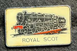 LMS ROYAL SCOT LOKOMOTIVE ZEICHNUNG AUF CREMEFARBENEM HINTERGRUND ANSTECKNADEL ABZEICHEN - Bild 1 von 3