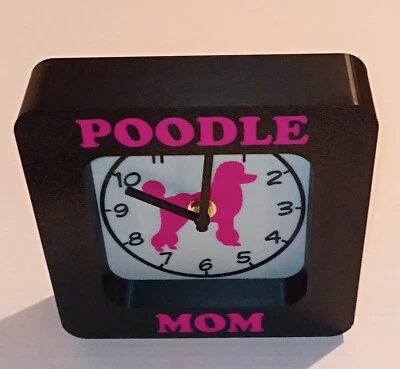 POODLE MOM Reloj de Escritorio/Pared 6" X 6" Nuevo (Batería AA no incl.) Negro, rosa y blanco Foto 1 de 4