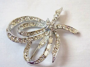 Vintage 1940s Round & Baguette Pave' Rhinestone Bow Ribbon Rhodium Brooch - Picture 1 of 3