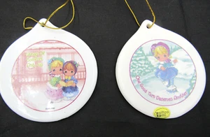 2001 Precious Moments Christmas Remembered Keramik 2 Ornamente  - Bild 1 von 8