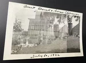 Foto doppia esposizione Chateaugay New York 1942 casa giardino donne fiori - Foto 1 di 8
