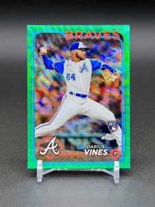 2024 Topps Chrome #197 💥Darius Vines🔥 RC GREEN WAVE🌊 RIFRATTORE #/99🧽Pulito!🧼 - Foto 1 di 4