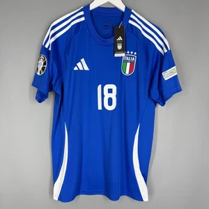 NEU MIT ETIKETT ITALIEN NATIONALMANNSCHAFT 2024 2025 HEIM FUSSBALL SHIRT TRIKOT #18 BARELLA L FAN - Bild 1 von 7