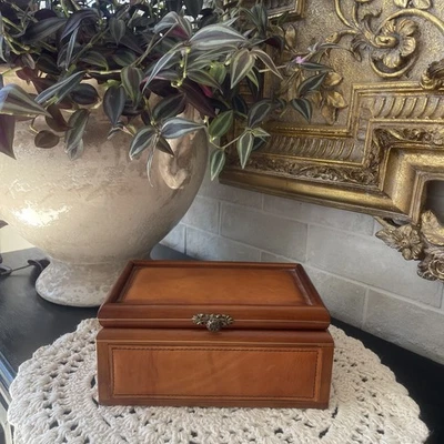 Hermoso joyero antiguo de madera, cuero, terciopelo  Foto 1 de 4