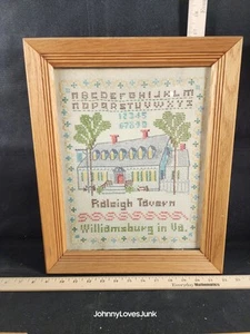 Muestreador de arte popular vintage bordado a mano Raliegh Tavern Williamsburg 17x12 pulgadas - Imagen 1 de 1