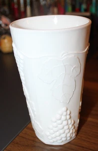 VINTAGE Indiana Colony Harvest Grape Milk Glass Tumbler ~ Iced Tea/Water - Picture 1 of 5