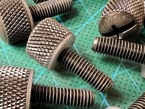 Tornillos de pulgar Hammond #10-32 x 5/8" de montaje en rack con arandela de nailon, acero, paquete de 25 - Imagen 1 de 5