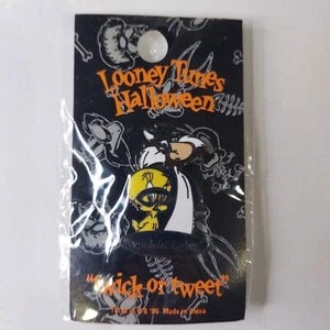 Vintage 1996 Looney Tunes Halloween 1.5" Sylvester Cat & Tweety Bird Pin - Picture 1 of 3