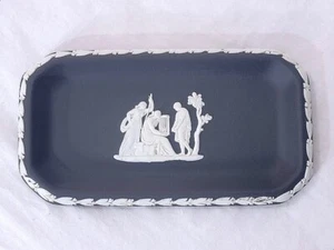 Bandeja de joyería Wedgwood Jasperware rectangular negra con pasador plato 490 - Imagen 1 de 2