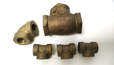 ACCESORIOS DE LATÓN, LOTE DE 5, UNA VÁLVULA DE RETENCIÓN OSCILANTE DE LIMPIEZA DE 1-1/4", 3 TEES, 1-90 Foto 1 de 4